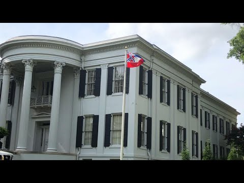 Mississippi gov. retires confederate-themed flag