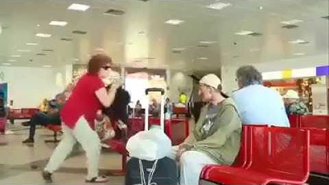 مشرد يفاجئ الجميع في مطار بطريقة عزف البيانو