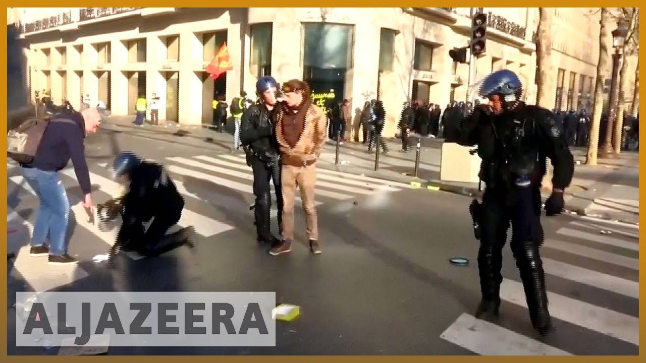 🇫🇷 أعمال شغب "السترات الصفراء" في باريس مع استمرار الاحتجاجات المناهضة لماكرون | الجزيرة الإنجليزية