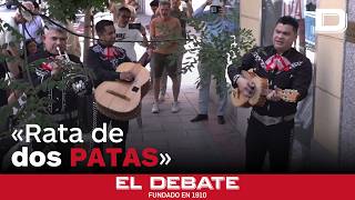 Unos Mariachis Cantan Rata De Dos Patas En La Sede Del Psoe Mientras La Uco Permanecía Dentro