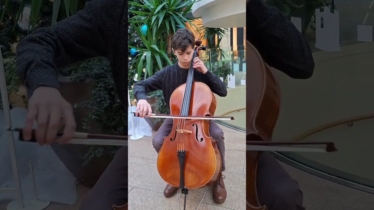 Как звучит виолончель - Миша пробует звук Пеццо каприччиозо в шумном шопинг центре