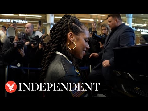 Alicia Keys surprises commuters with performance at Londons St Pancras train station
