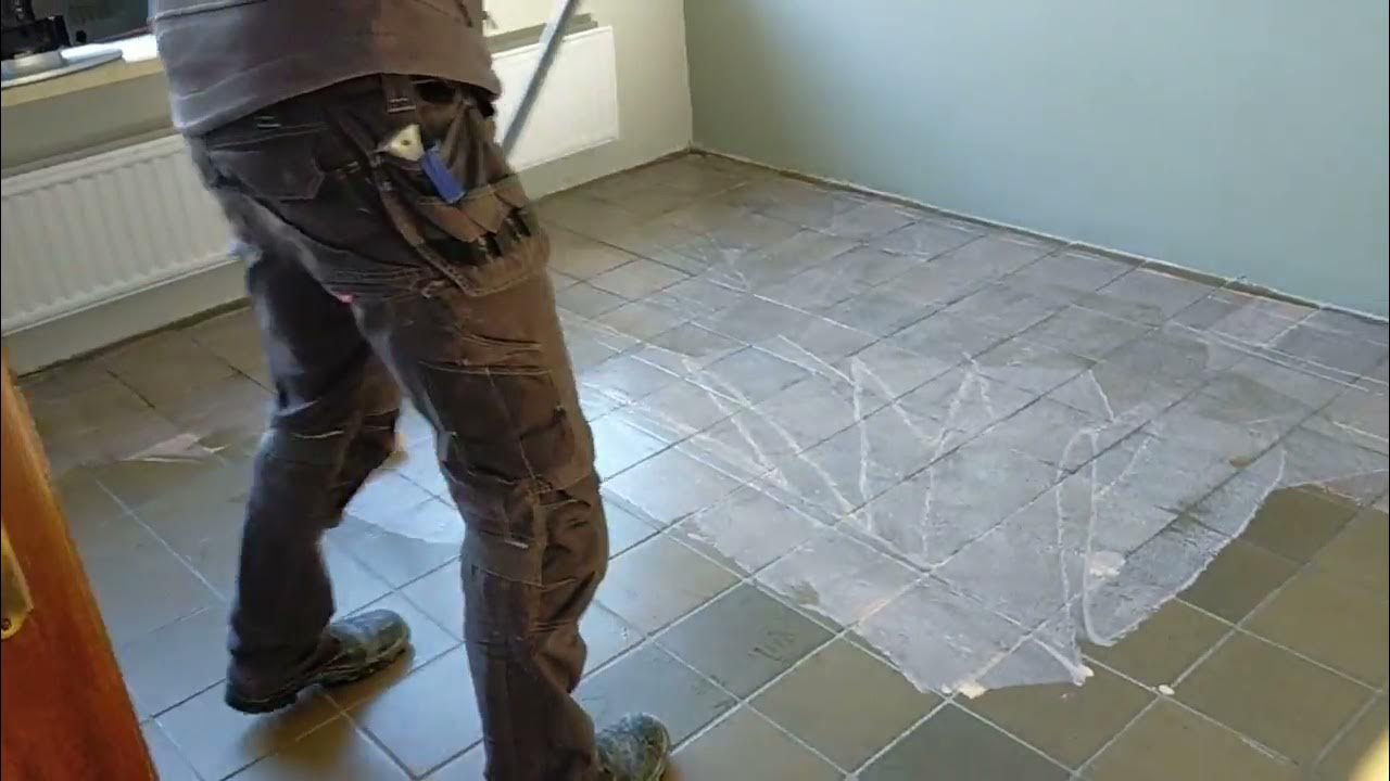 Primer of hechtlaag aanbrengen voor egaliseren tegelvloer of plavuizen met instructie en uitleg
