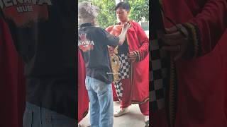 Intip Cara Memakai Kostum Buta Raja 