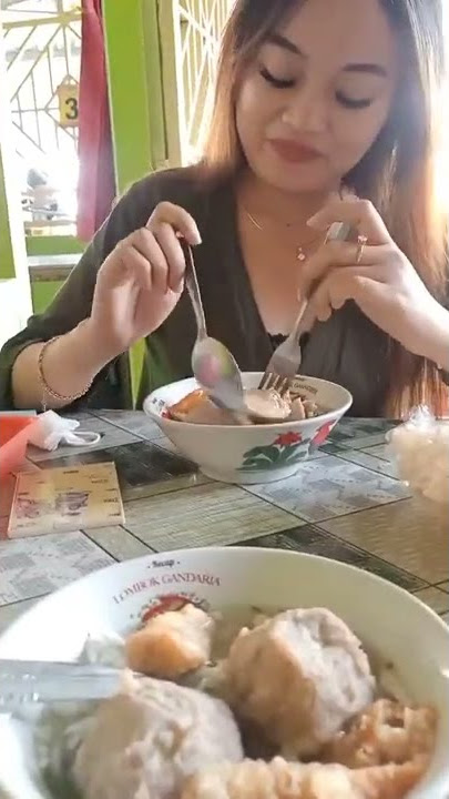 Video mentahan halu buat prank mantan/Story Wa ||makan bakso di siang hari sama cewek cantik||