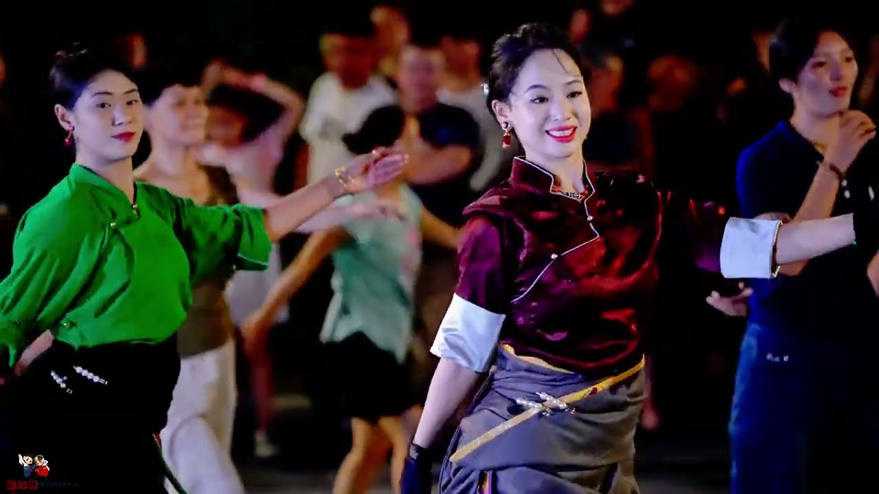 Тибетские девушки танцуют 