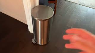Amazon Basics Round Cylindrical Trash Can With Soft Close Foot Pedal Review screenshot 5