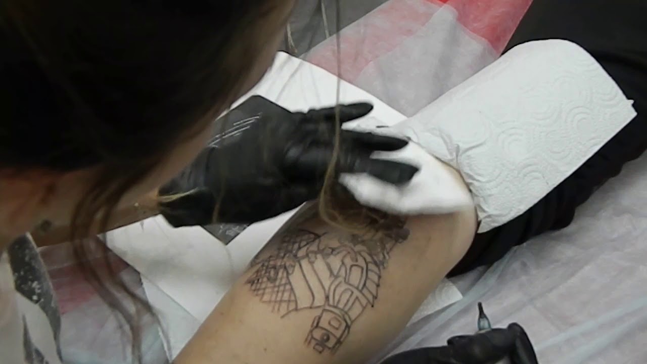 Можно ли татуировку в школу. Инструменты татуировщика. Можно ли татуировку в школу. Тату мастер девушка. Тату мастер девушка.
