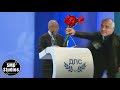 Бойко Борисов подарява цветя на Доган