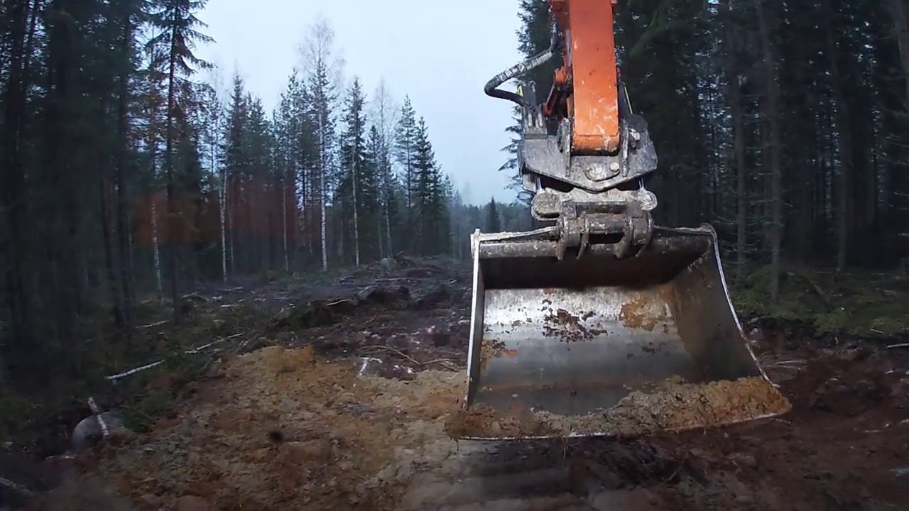 Maa vähissä tien teossa. Hitachi
