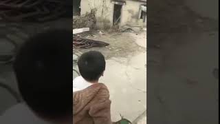 【中共受難者】暴力拆迁现场，小孩子被从家里赶出来