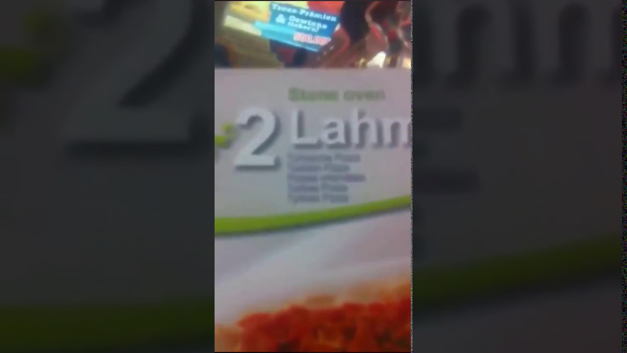 Frau im Netto beklebt Anti Halal Sticker