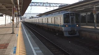 終点の唐木田駅に到着する6両編成の小田急多摩線下り1000形