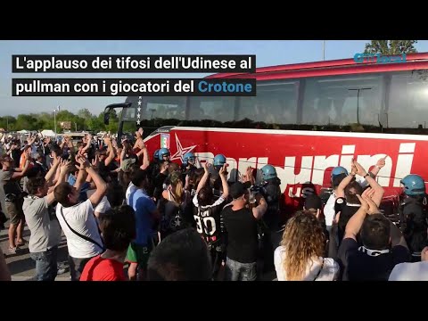 L'applauso dei tifosi dell'Udinese al Crotone e i cori contro la società