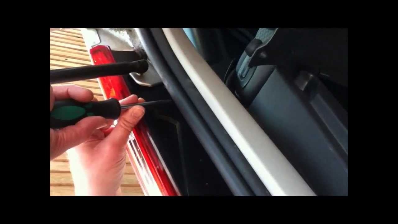 2012 Ford focus brake light bulb fault #2