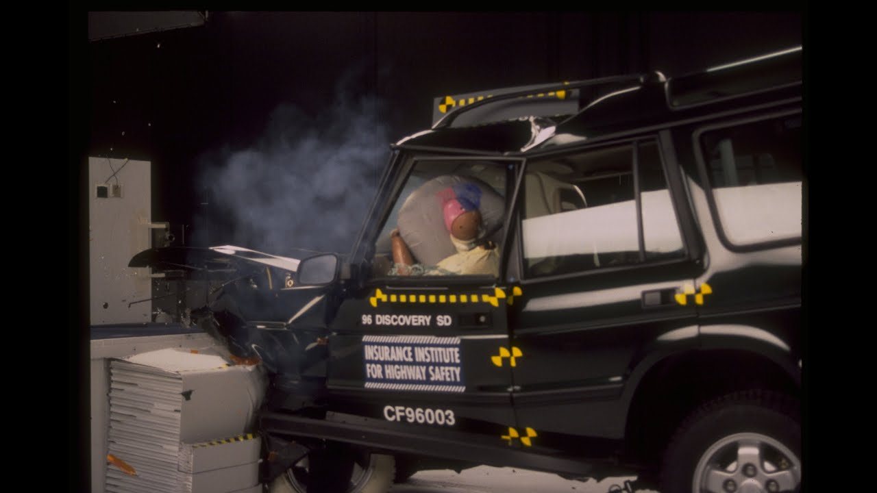 1996 Land Rover Discovery moderate overlap IIHS crash test
