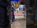10月17日，湖南张家界，女子在景区刚买完东西，就被猴群“打劫”，还是。组团来的