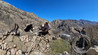 Een nomadische watervoorziening in een berggrot. Het harde bestaan ​​van een bejaard echtpaar dat mo