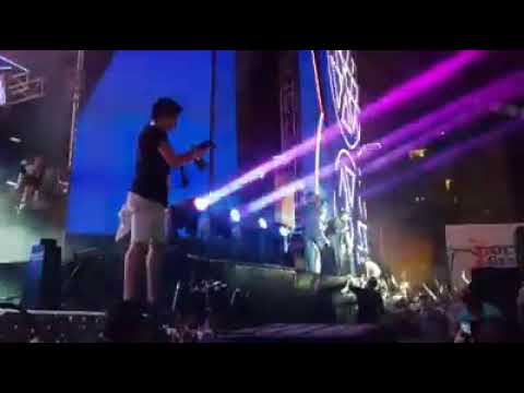 لايڤ اغنيه ولا يوم من ايامه تامر حسني من حفله بورتو مارينا