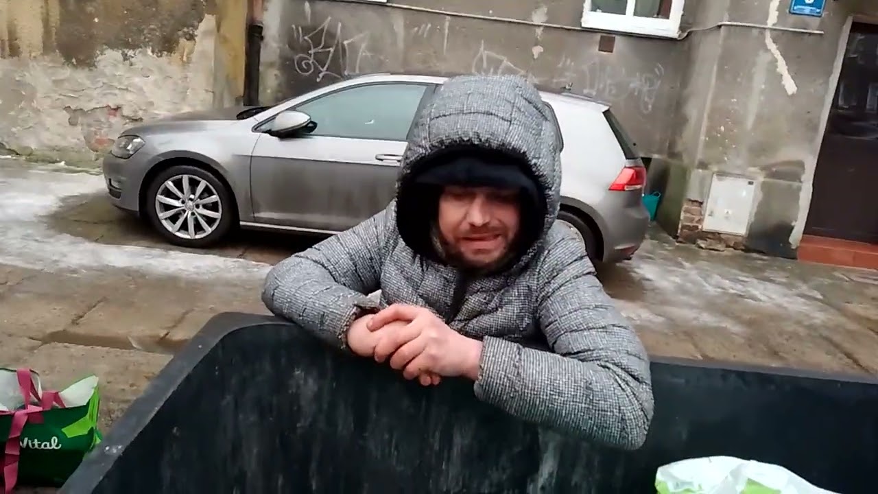 Bezdomni puszki i butelki cena rozpaczy