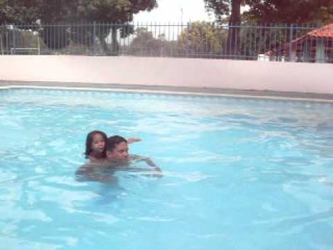 pai e filha na piscina