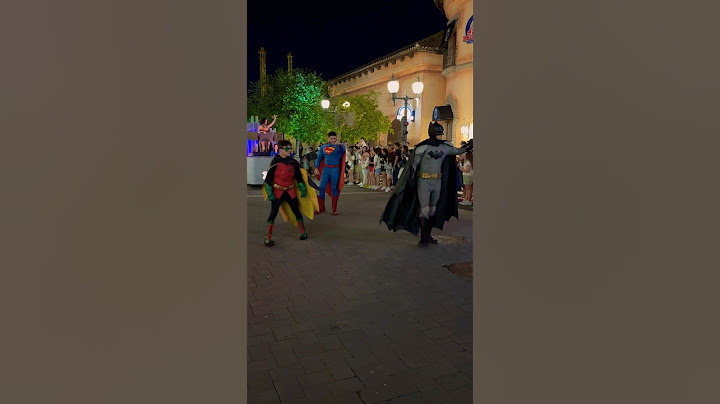 LA LIGA DE LA JUSTICIA BATMAN ROBIN SUPERMAN WONDER WOMAN #parquewarner #dcu