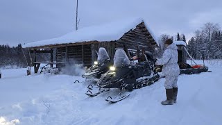 ЗАЕЗД В ТАЙГУ НА ДВУХ СНЕГОХОДАХ СМ-002. НОЧЕВКА В ИЗБЕ. РЫБАЛКА НА ХАРИУСА ПО ЛЬДУ ТАЕЖНОЙ РЕЧКИ.