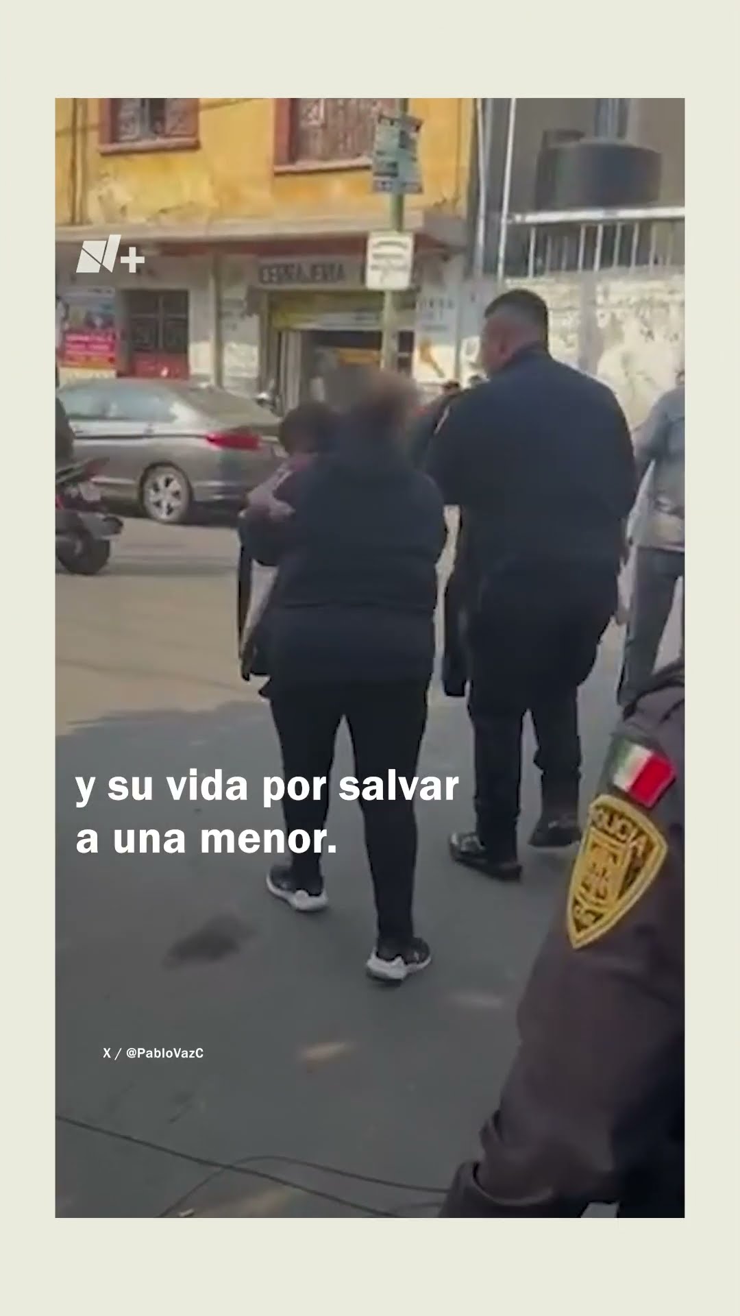 Momento en que heroico policía salva a niña de incendio - N+ #Shorts