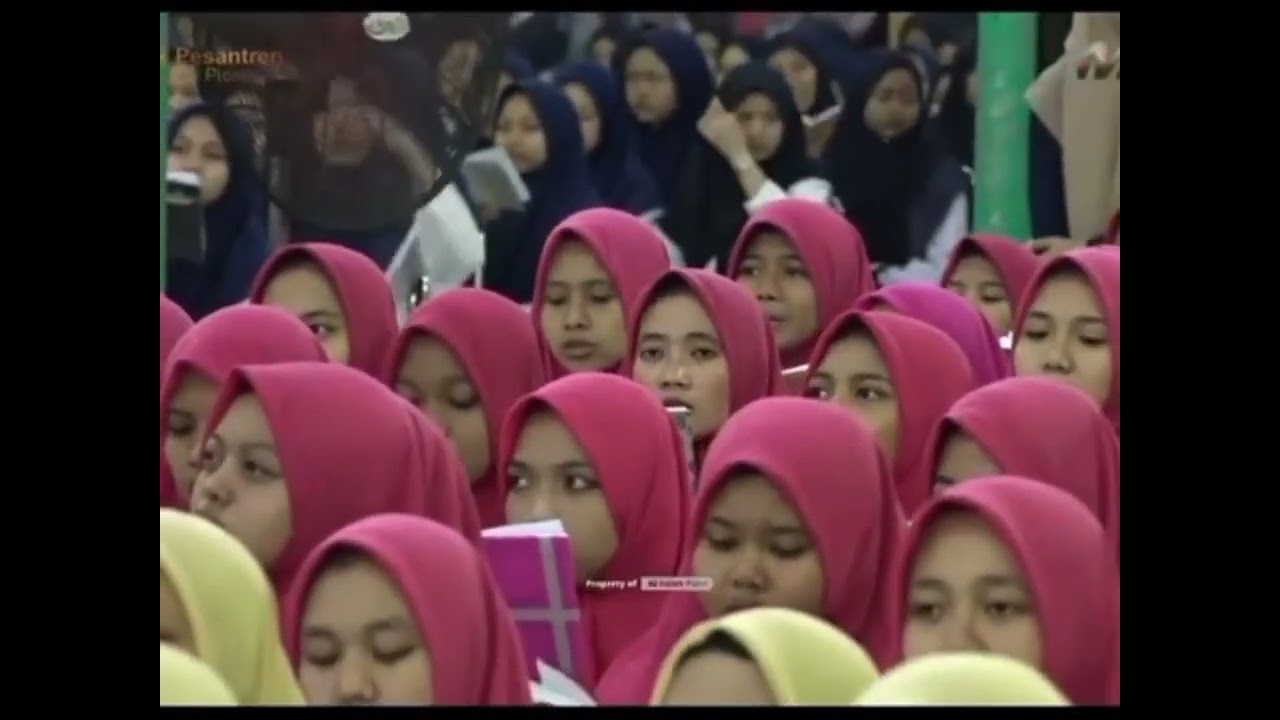 بنات اندونيسيا حاجة مشرفة في تلاوة القرآن الكريم