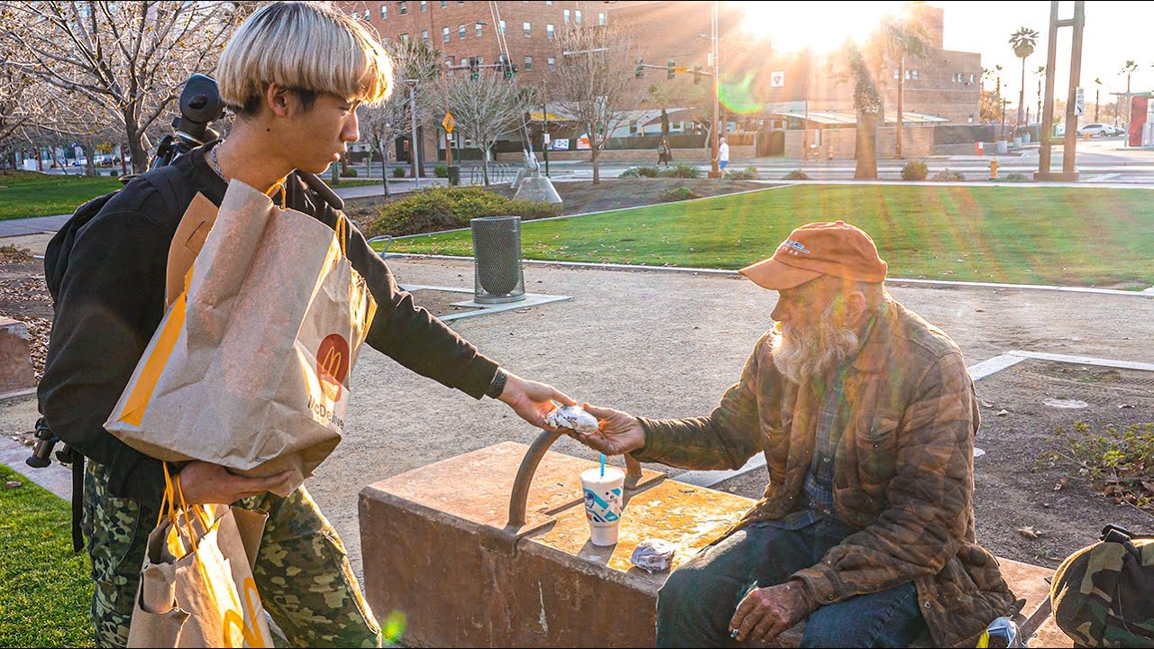 アメリカのホームレス達に大量のハンバーガーを配ってきた。【高校生のアメリカ留学生活】【日本語/英語字幕付き】
