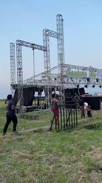 Persiapan panggung ganjene Pantura buat acara Dede Risty due gawe. 23 September 2025