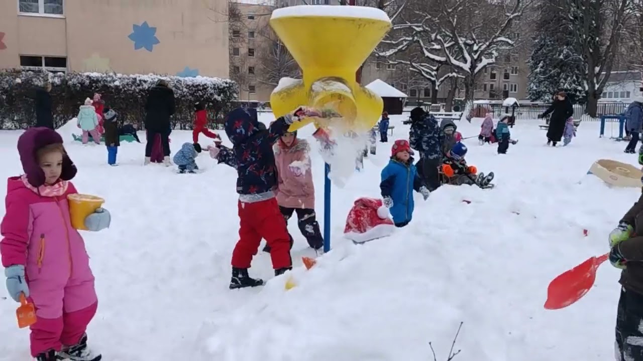 Hóemberek az óvoda udvarán
