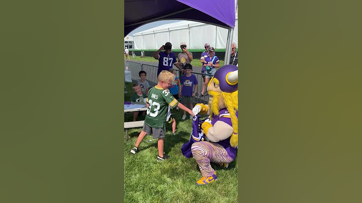 Viktor had to help this Aaron Jones fan 😂