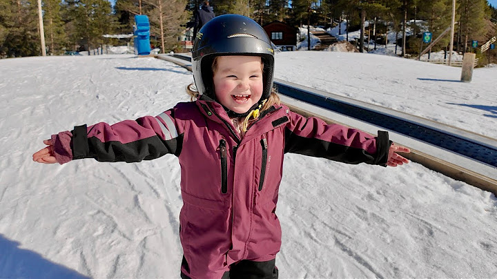 Ilska, mutor & skratt när Laura ska lära sig åka skidor! Följ familjen i fjällen VLOGG