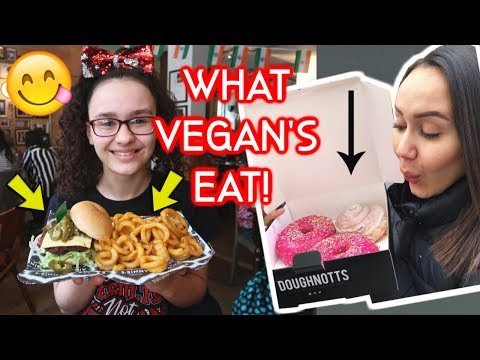 EATING VEGAN JUNK FOOD AT NOTTINGHAM CHEERLEADING COMPETITION!🍩 #117 VLOG