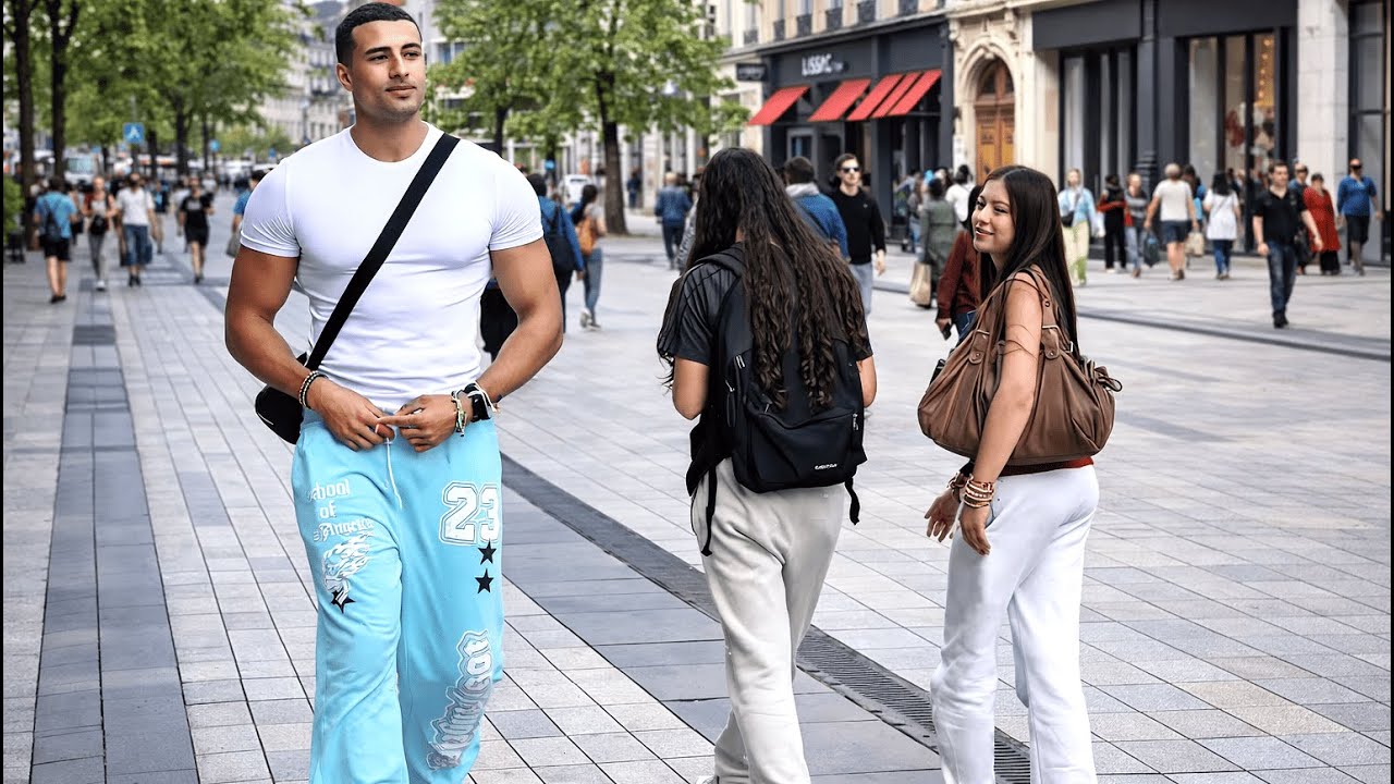 Красивый гигант очаровывает публику на улицах! Реакция на Сафира ❤️