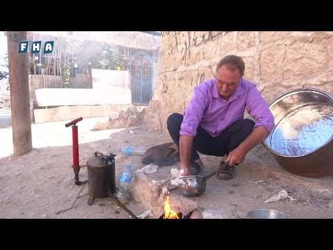ت عتبر مهنة تبييض النحاس من المهن التراثية في سوريا ويواصل العم أبو ركان في مدينة عفرين العمل بها 