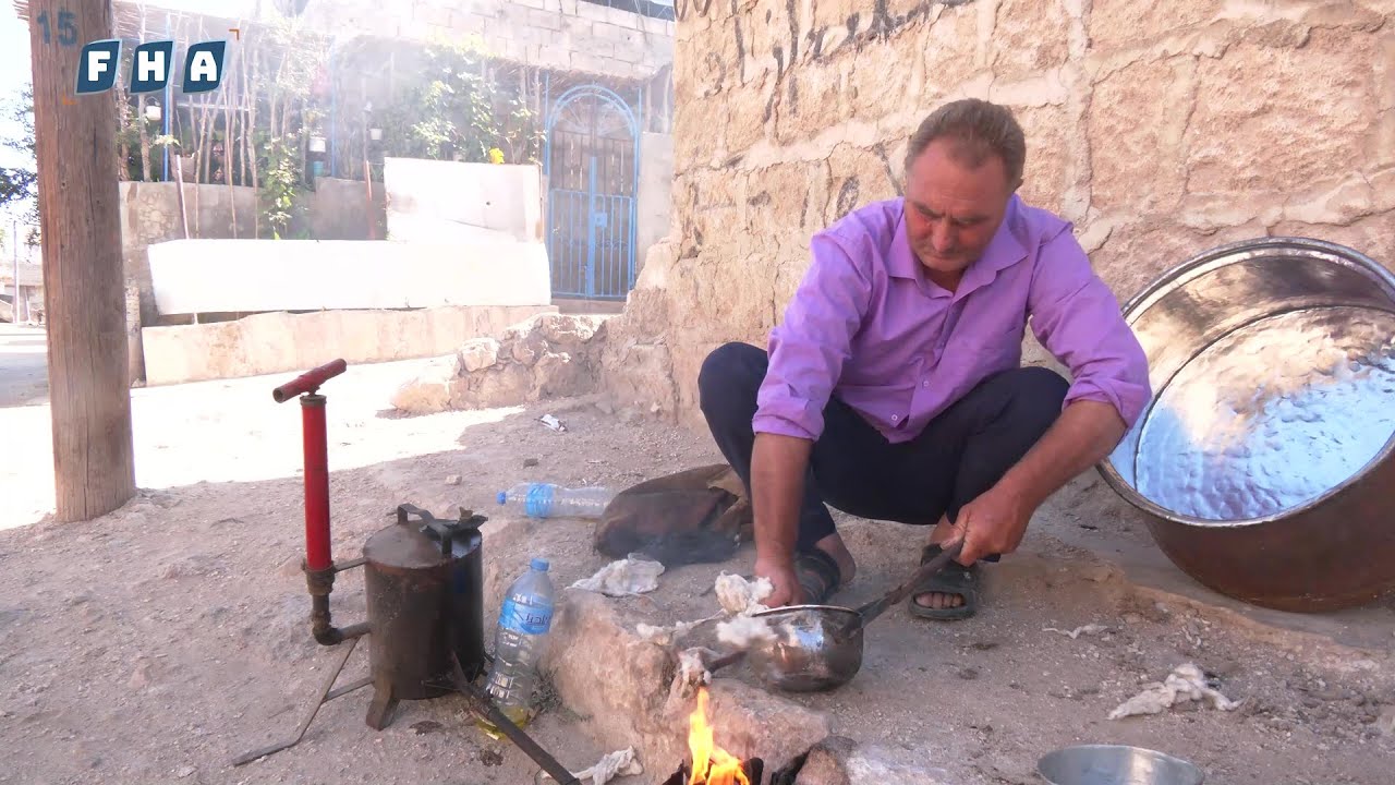 تُعتبر مهنة تبييض النحاس من المهن التراثية في سوريا ويواصل العم أبو ركان في مدينة عفرين العمل بها