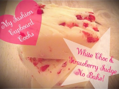 White Chocolate & Strawberry Fudge // NO BAKE recipe!