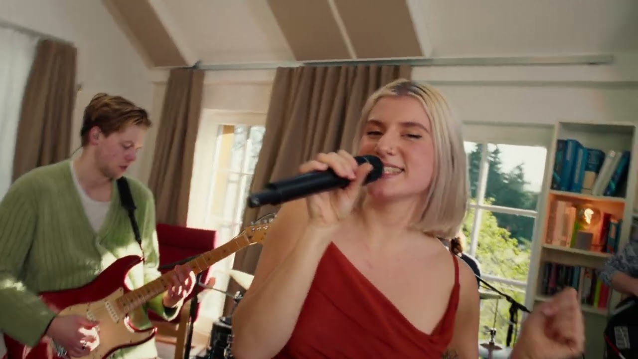 Παρακολούθηση HYPNOTIZED - Leonora (Studio Session) στο YouTube Παρακολούθηση HYPNOTIZED - Leonora (Studio Session) στο YouTube