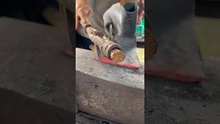 traditionelle Schmiedearbeit #Schmied #traditionell #Eisen #Stahl