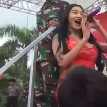 Keasyikan Goyang Dribel, Pamela Duo Serigala Tak Sadar Bajunya Melorot