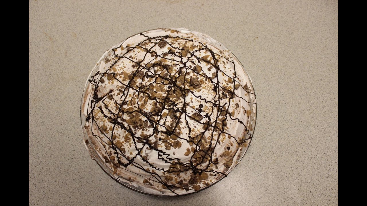 halley makes candy crunch pie