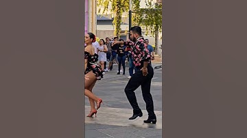 wow bailando cumbia en plaza barrios con esta buena pareja 🕺💃🎶🎵🎼🎷🎺👏 #music #dance #baile #shorts