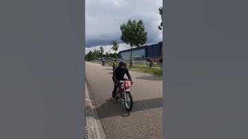 De start van de oldtimers op de eerste dag van de TT demo dagen 2025. In ons mooie Venray.