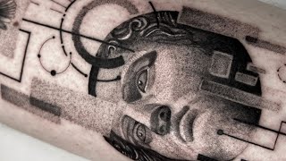 TATUAGEM ESTÁTUA COM GEOMETRIAS