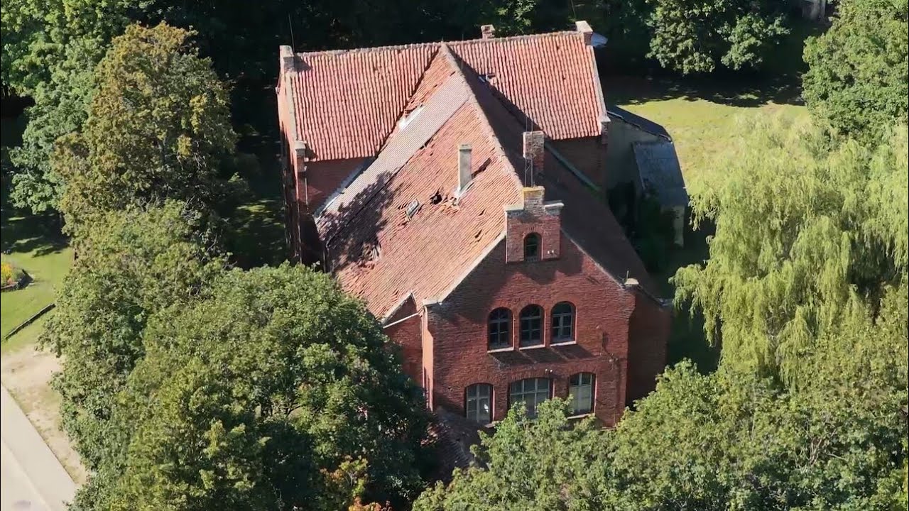 Rusnės centre – nykstantis istorinių pastatų kompleksas: renovuoti jį pinigų nerandama