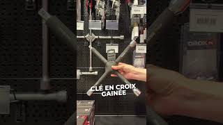 Démonter une roue en toute sécurité : cric, chandelles et outils indispensables