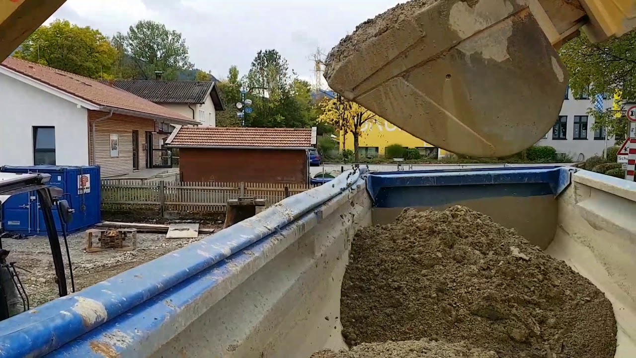 Bagger Cat 323 Wasserbaustelle Bernau Satelzug mit Mulden-Thermoisolierung