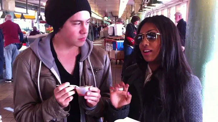 Munro and Melinda Try Oysters in Seattle